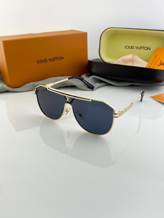 Louis Vuitton Gold Black 22295 Sunglasses Secondary image