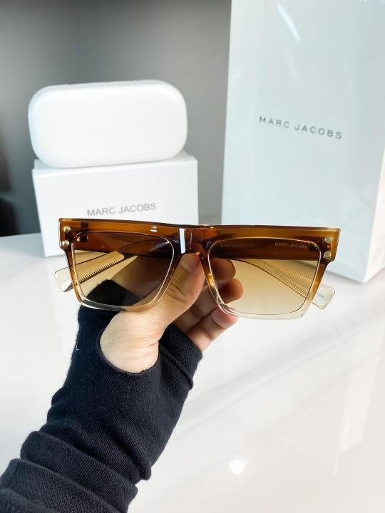 MARC JACOBS BROWN 440