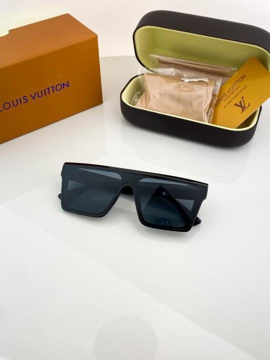Louis Vuitton Black 1166 Sunglasses Secondary image