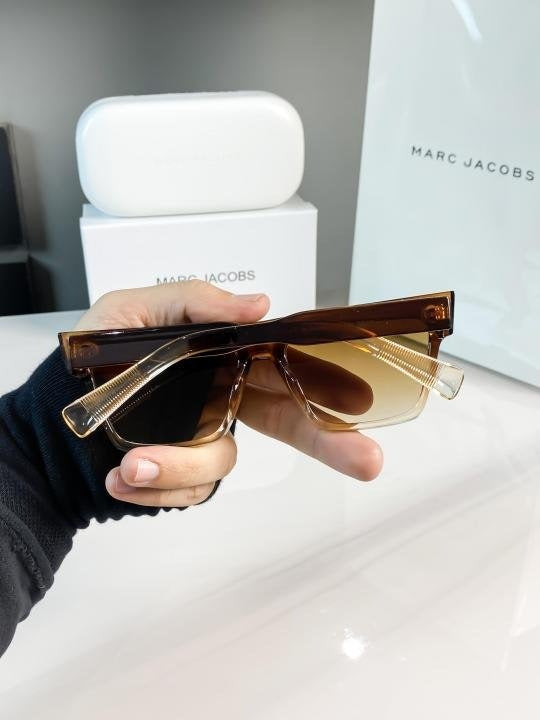 MARC JACOBS BROWN 440