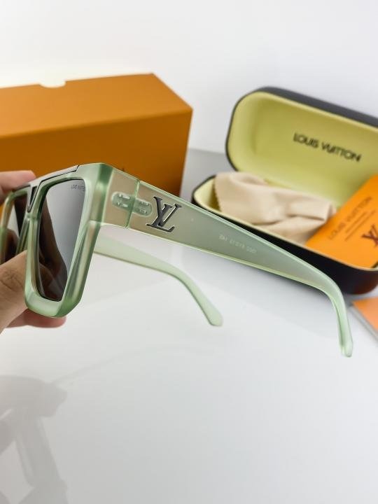 Louis Vuitton Green 1502 Sunglasses Secondary image