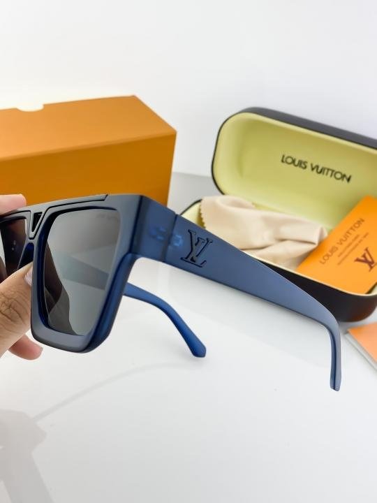 Louis Vuitton Blue 1502 Sunglasses Secondary image